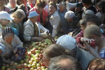 Петербуржцы озверели в давке за бесплатными яблоками (видео) 