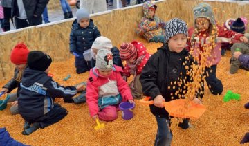 Львовян развлекли тыквенным боулингом и лабиринтом из сена (фото)