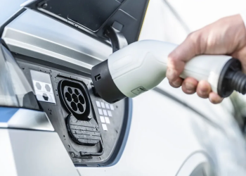 Зарядка електромобіля: фото з вільних джерел