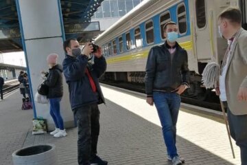 Датчанин, моющий окно "Укрзализныци", фото: Facebook