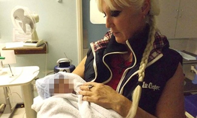 Британка в 55 лет родила тройню и стала самой пожилой мамой 