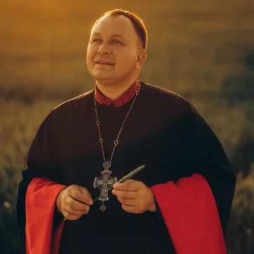 Священник Алексей Филюк рассказывает о традиции передавать обручальные кольца
