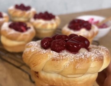 Булочки с творожным сыром и вишнёвым конфи: фото скрин рецепта