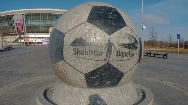 Обездвиженый  мяч возле Донбасс Арены