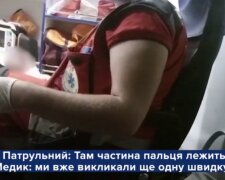 У Києві голий мужик відкусив батькові палець, розбив собакою вікно і побив сусіда лопаткою для взуття