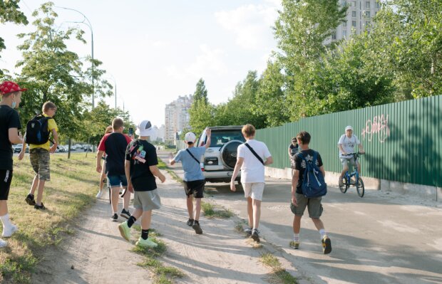 Киевские школьники отлавливают "оленей" на дороге - учитесь, копы