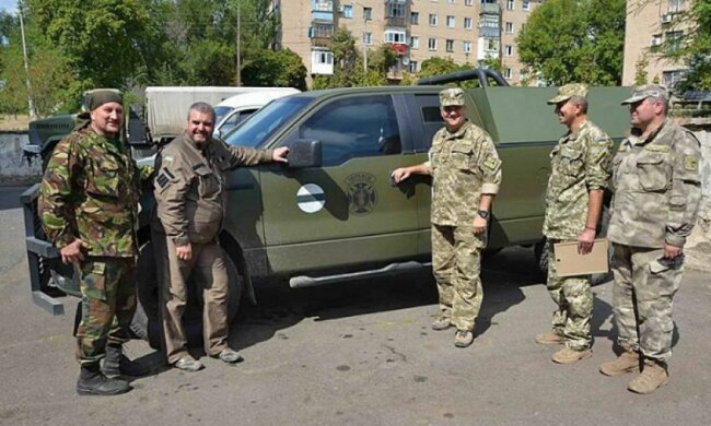 Черкащане передали бойцам АТО бронированный пикап и лекарства (фото)