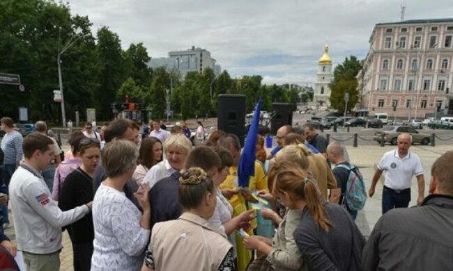 Рекордное количество киевлян одновременно прочитали Конституцию