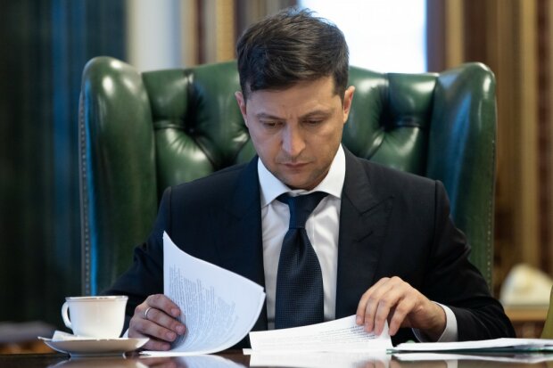 Президент занят - пишите письма: у Зеленского рассказали, куда украинцам нужно засунуть свое мнение