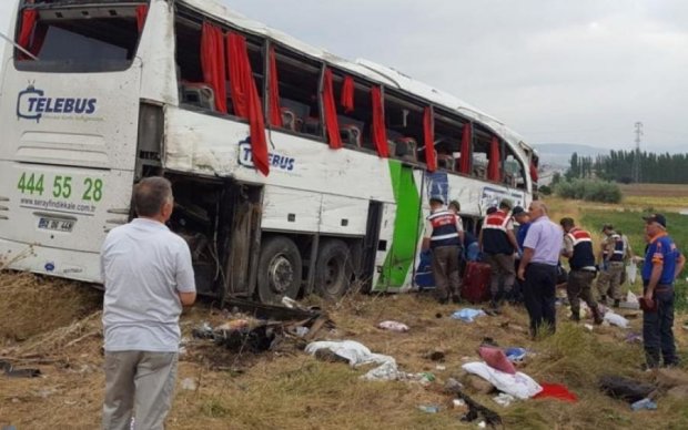 Автобус с 49 туристами перевернулся в Турции