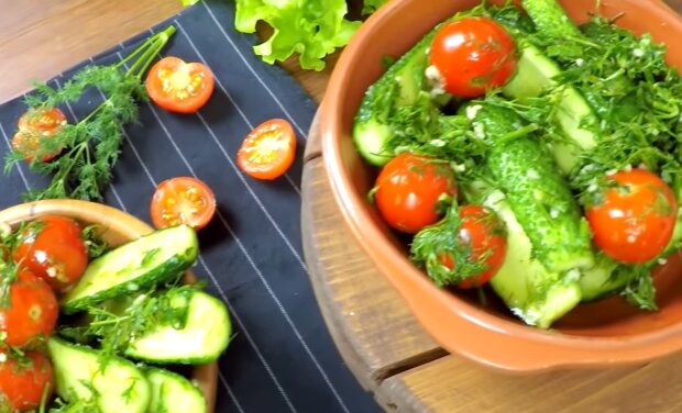 Малосольні огірки та помідори, скріншот: YouTube