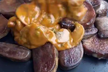 Язык в густой грибной подливке, кадр с видео