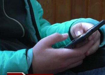 ребенок держит телефон, иллюстративное фото из свободных источников