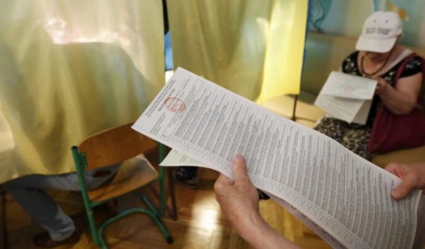 Избиратель из Калуша прихватил с собой два бюллетеня