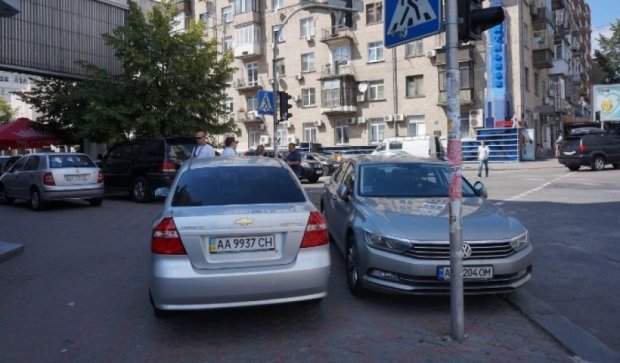 Киевские "герои" парковки оккупировали дорожный знак (ФОТО)