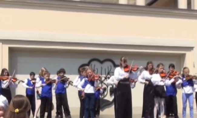 В Ужгороді маленькі скрипалі виконали гімн Євросоюзу