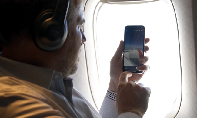 Телефон на борту літака, https://bitly.su/g9gtvAeU