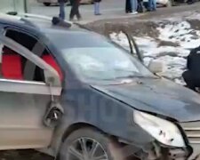 Автомобіль влетів в людей на зупинці, під колесами опинилось й маленьке янголятко