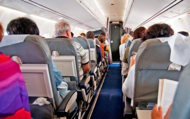 Пассажир проветрил самолет на 300 тысяч и арест в придачу