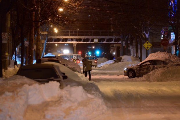 Канадец слепил снежный автомобиль, но попал в руки полиции: теперь не до шуток