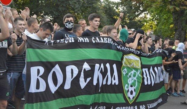 Болельщики полтавской "Ворсклы" прошлись маршем по городу (фото)
