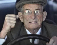 Пенсіонер за кермом, кадр з відео