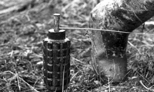 Прикордонники рятували чоловіка, який підірвався на ворожій розтяжці