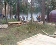 Націоналісти знесли паркан "незаконного" будівництва в Києві