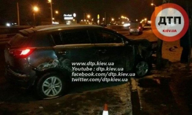 Пьяный водитель KIA Sportage протаранил три столба (фото)