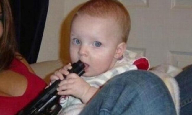 Збройний безлад у США: дворічна дитина застрелилася з пістолета