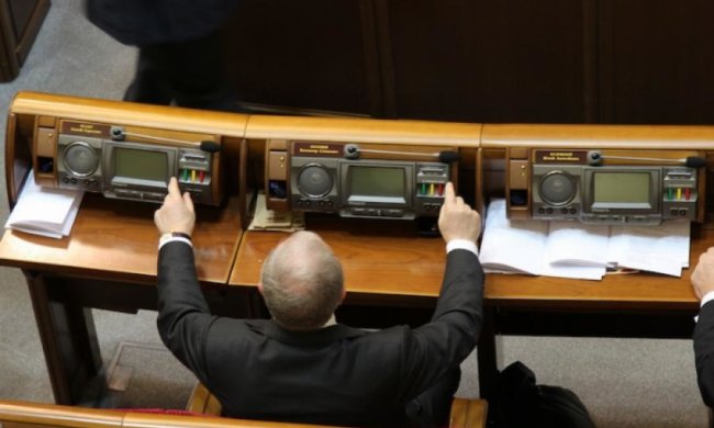 Депутатів-кнопкодавів позбавлять права голосу