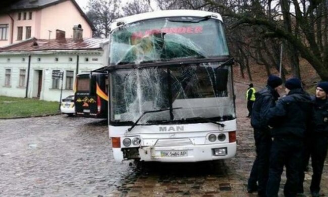 Посеред Львова туристичний автобус протаранив будинок (фото)