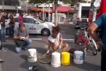 Барабанщик з пластиковими відрами збирає аншлаги в метро Нью-Йорка