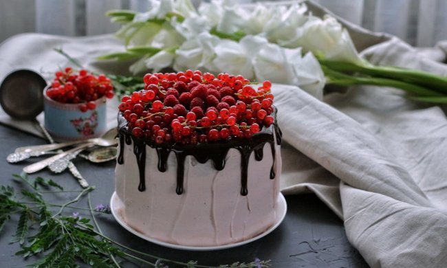 Ніжний бісквітний торт з кремом: найшвидший рецепт