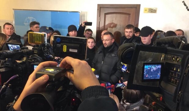 Головне за ніч: поліграф для підозрюваного у справі сина Соболєва, подарунок "євробляхерам" і кораблетроща з українцями