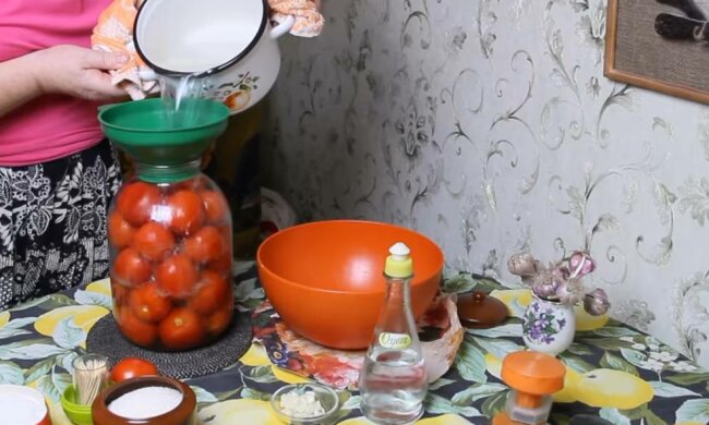 Маринованные помидоры, фото: скриншот из видео