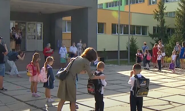 У Тернополі школярів посадили за парти священики - замість батьків