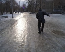 Як не впасти на слизькій дорозі та надати першу допомогу взимку: інструкція від лікарів та рятувальників