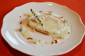 Курица в сырном соусе: рецепт, который понравится каждому