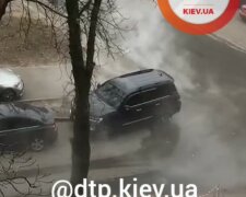 Київський Печерськ перетворився на "сауну" через діряві труби: люди тікають, машини варяться в окропі