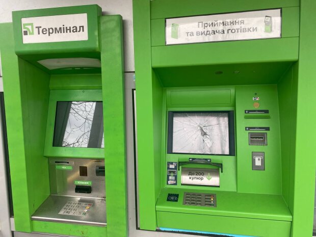 ПриватБанк, банкомат и терминал, фото: Знай.ua