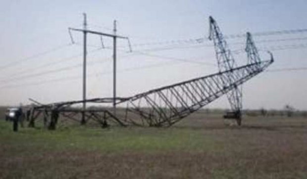 Активисты блокируют ремонт электроопор, которые поставляют электричество в Крым