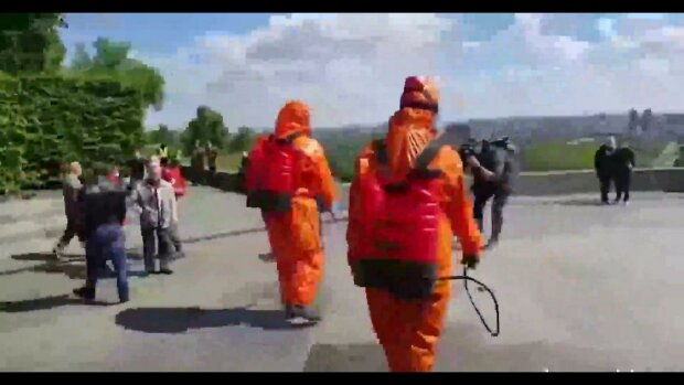 Мы даже не знаем их имен - в Киеве оранжевые человечки "приближают День победы" над коронавирусом