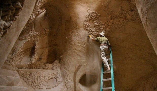 Скульптор четверть века делает фантастические пещеры в скалах (фото)