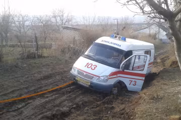 Под Львовом скорая застряла в грязи с тяжелым пациентом на борту: медики разрывались между капельницей и лопатами