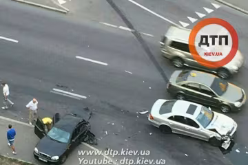 Mercedes "выкинул" с дороги Daewoo в Киеве (фото)