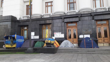 Палатки во дворе Офиса президента