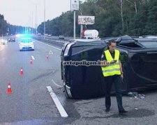 Позашляховик на Бориспільській трасі вдарився у відбійник і перекинувся (фото)