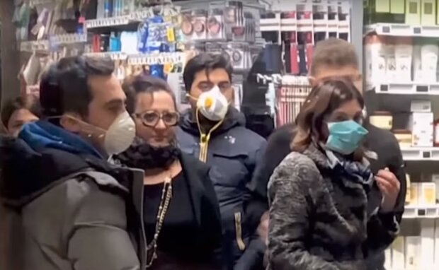 люди в масках, скріншот з відео