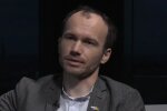 Денис Малюська, кадр з відео